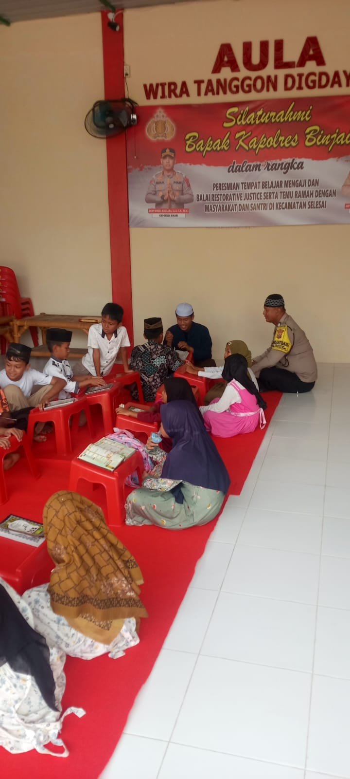Bhabinkabtibmas Tebar Kepedulian Dampingi Anak-anak Belajar Al Quran di Polsek Selesei
