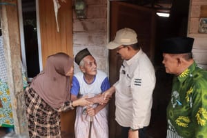 Sentuh Langsung Warga, Bupati Tanjab Barat Tinjau Program Bedah Rumah BAZNAS di Dua Kelurahan