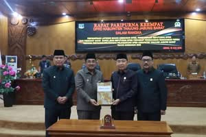 Bupati dan Wakil Bupati Tanjung Jabung Barat Hadiri Rapat Paripurna Keempat DPRD, Ranperda Pertanggungjawaban APBD 2025 Disetujui Bersama