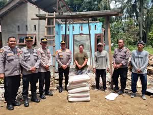 Kapolsek Selesai Hadir Berikan Bantuan kepada Warga