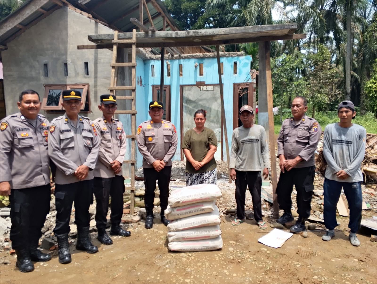 Kapolsek Selesai Hadir Berikan Bantuan kepada Warga